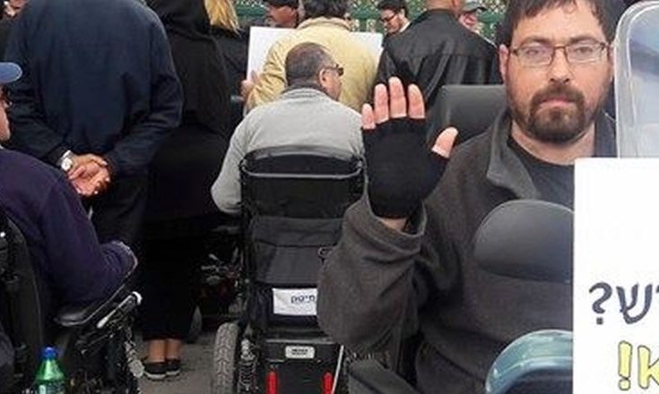 حقّ العيش الإنسانيّ بكرامة